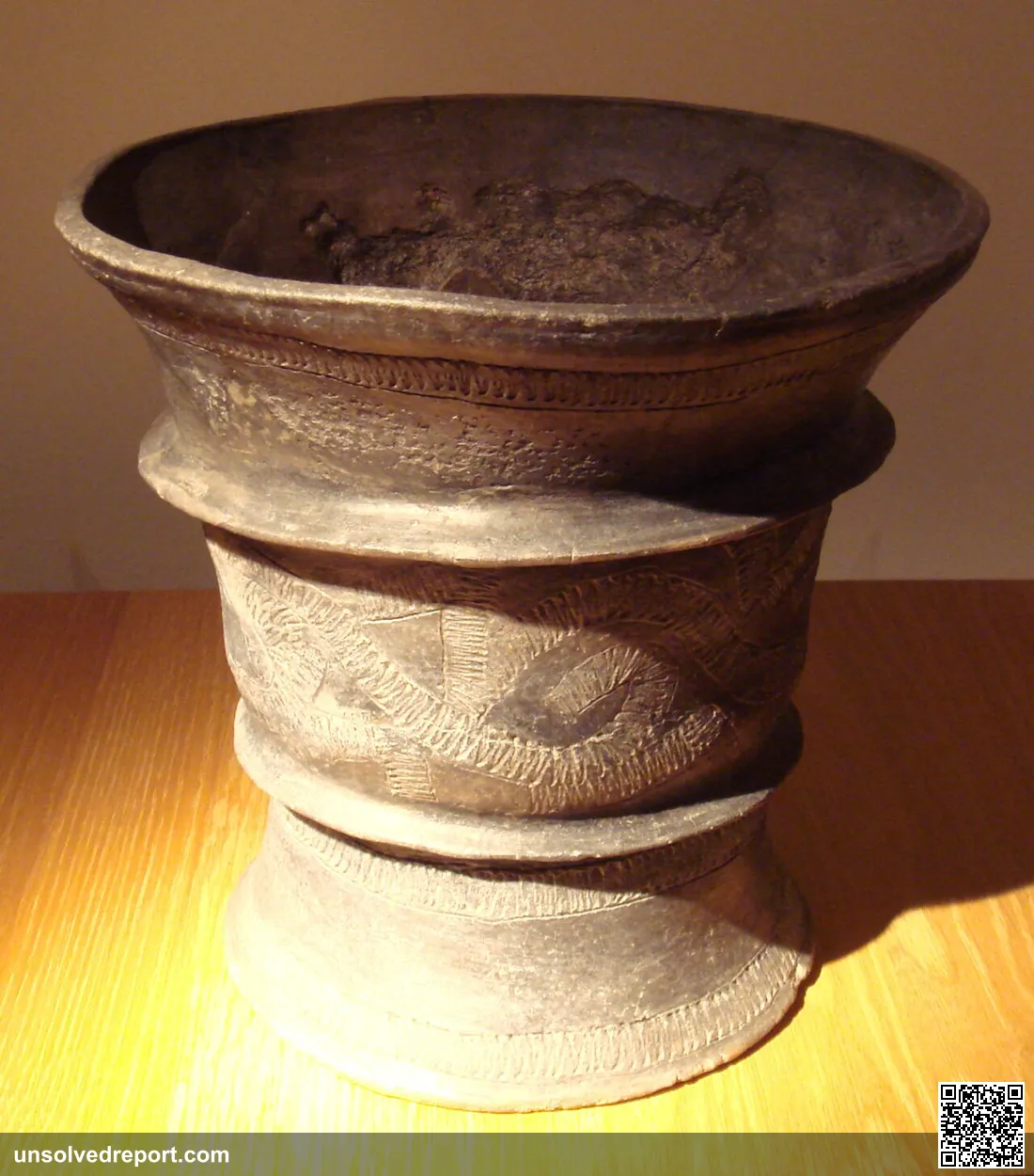 Black Ceramic Ban Chiang Culture vase. Thailand 1200-800 BCE.