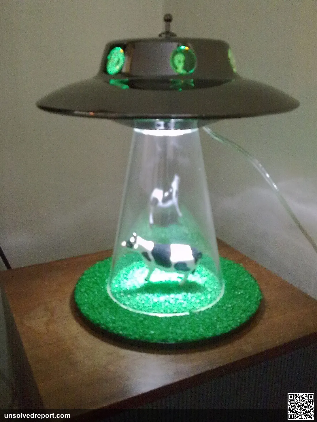Lamp depicting gray aliens in a flying saucer abducting a cow