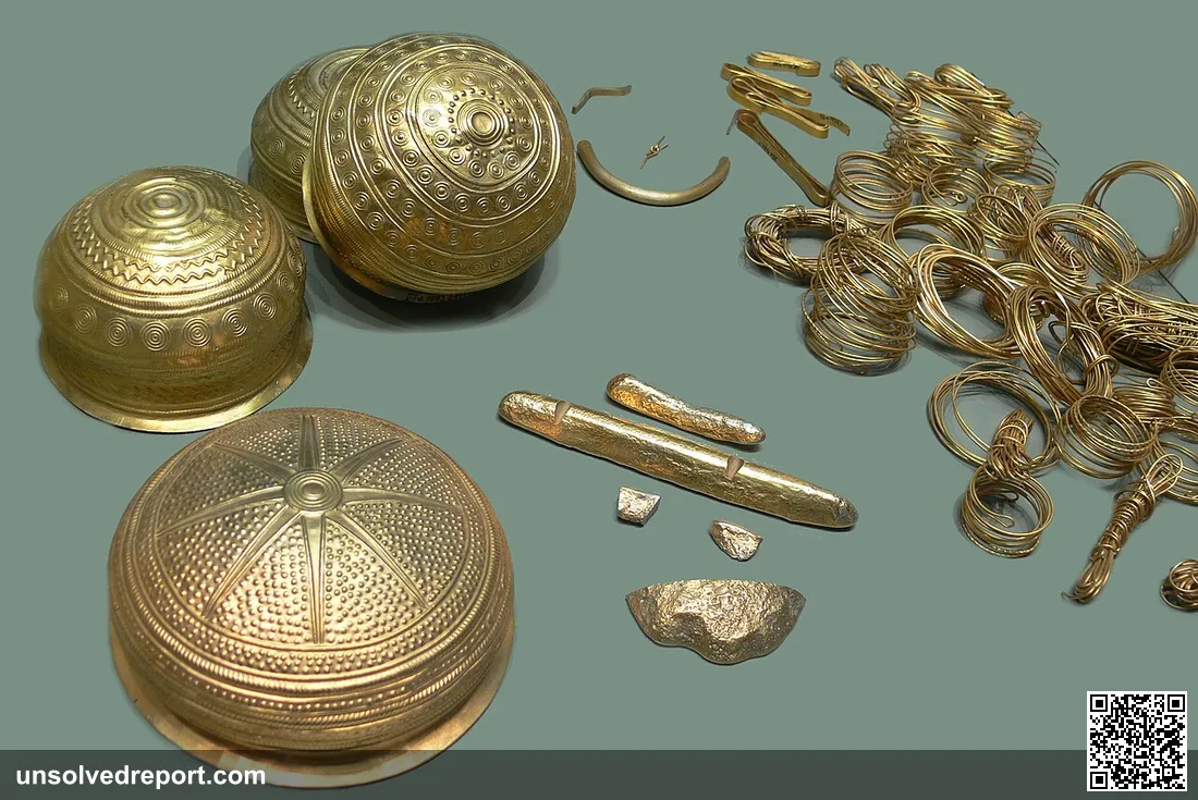 Der Goldfund von Eberswalde (bronzezeitlicher Goldschatz), 10.–9. Jh. v. Chr.; replica (the original was looted during …