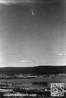 Widely circulated newspaper photo of Swedish "ghost rocket", photographed July 9, 1946, by Erik Reuterswärd, Guldsmedsh…