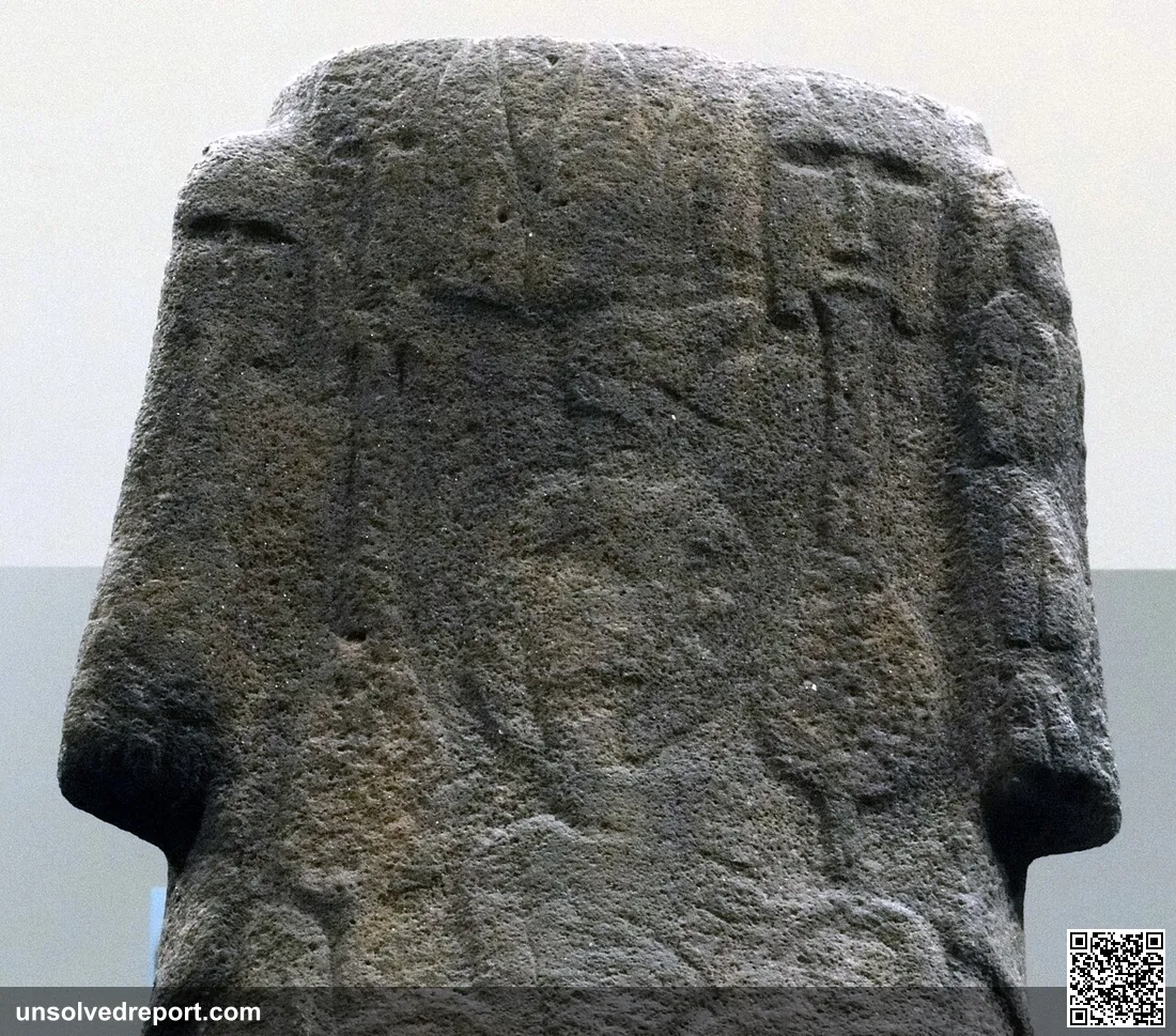 Hoa Hakananai'a statue showing detail of rear of head.