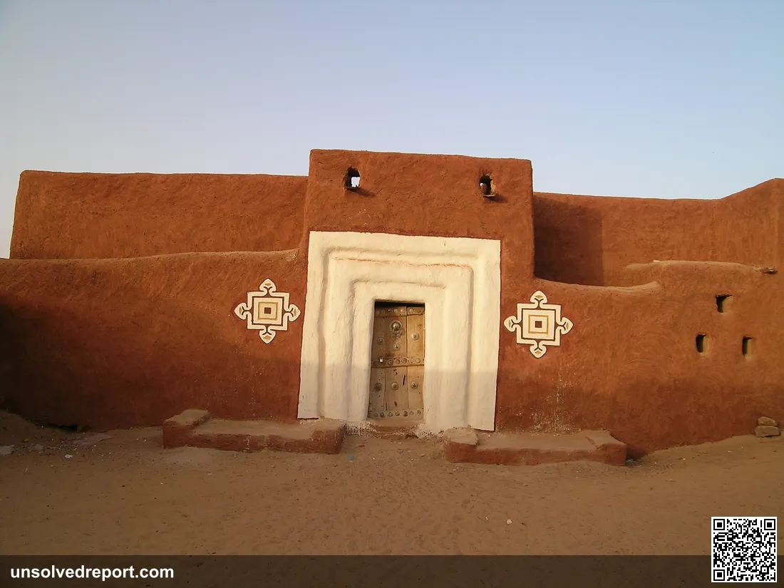 Typical architecture of Oualata, Mauritania, with its distinctive red-ochre mud-plaster (banco) walls