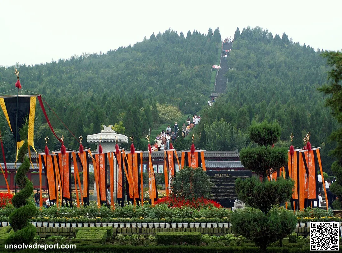 (Tomb of Emperor Qin Shi Huang) 34º 22′ 54″ N 109º 15′ 14 W