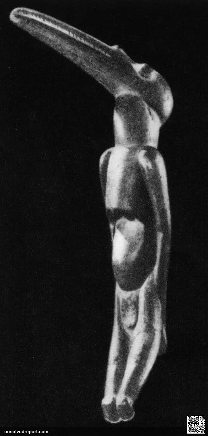 The tangata manu (birdman) statuette which bears rongorongo text X