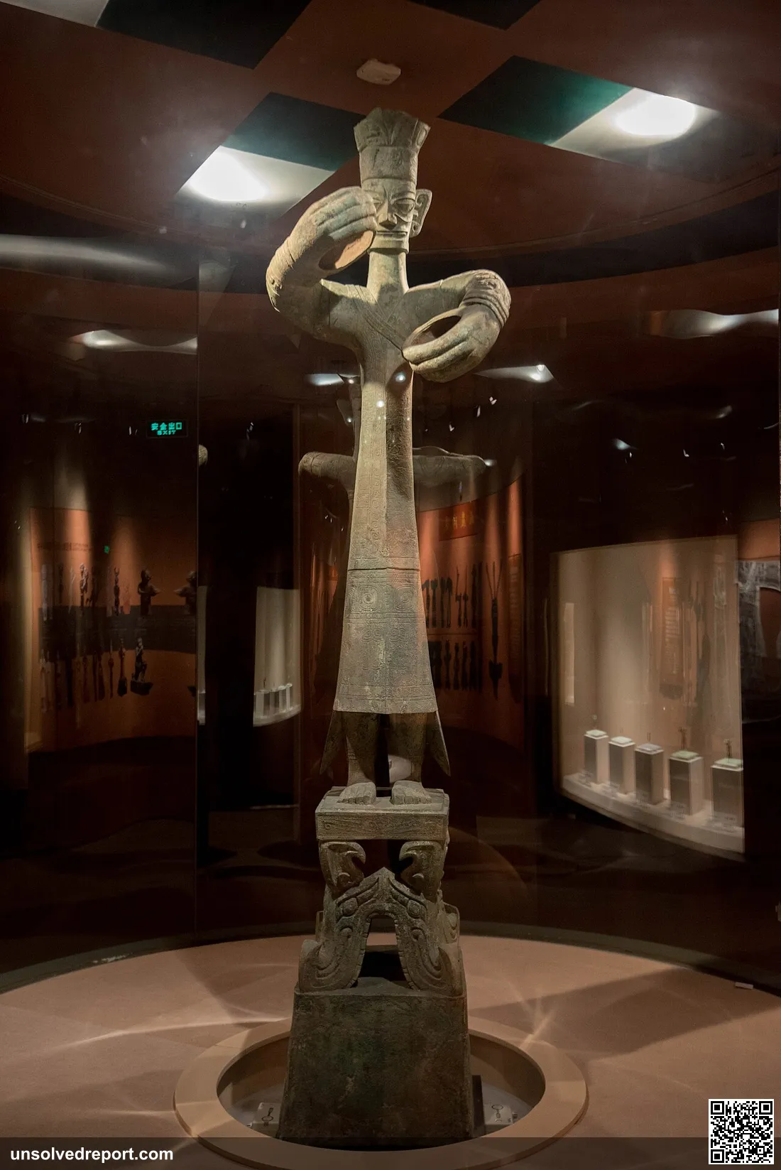 The large standing bronze figure from Sanxingdui, about 260 cm tall, often read as a priest or ruler.