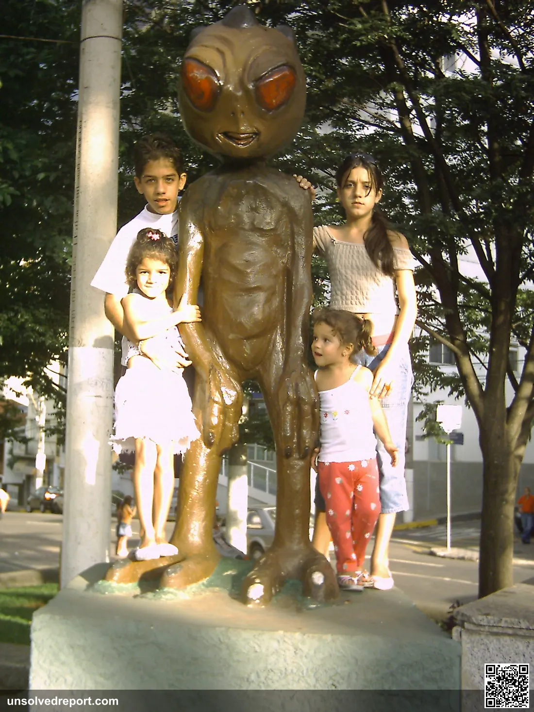 The "ET de Varginha" statue, a public monument depicting the red-eyed alien creature reported in the 1996 incident, in Varginha, Minas Gerais, Brazil.